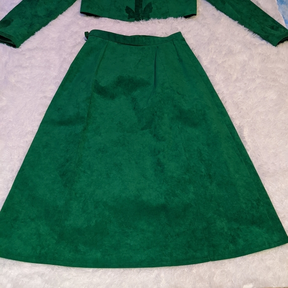 Clarissa Alexandria, VA. Ultrasuede brand fabric 2pc set outfit - Picture 13 of 16